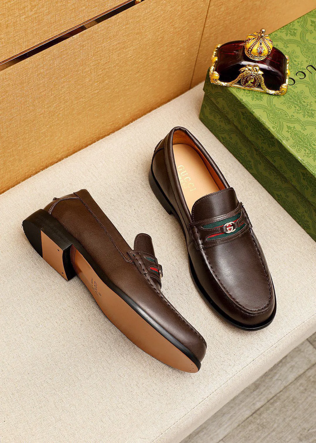 Men's shoes 💰460 💐 Product trademark: GUCCI "Gucci" casual leather shoes Regular size: 38-44 (45.46.47🉑️customized) Product materials: Selected imported first-layer calfskin upper + classic hardware buckle, imported cowhide leather lining. Strong three-dimensional visual effect, original combination outsole Color: 2⃣️colors available